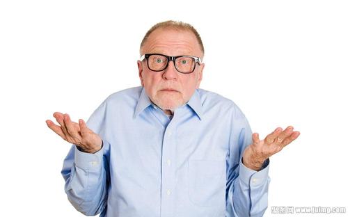 惊讶无辜表情的老人