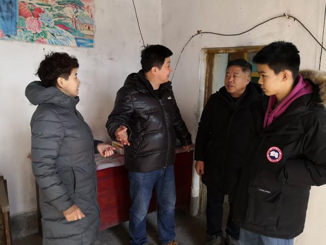 灵寿县副县长彭涛春节前来到寒巴看望结对帮扶户