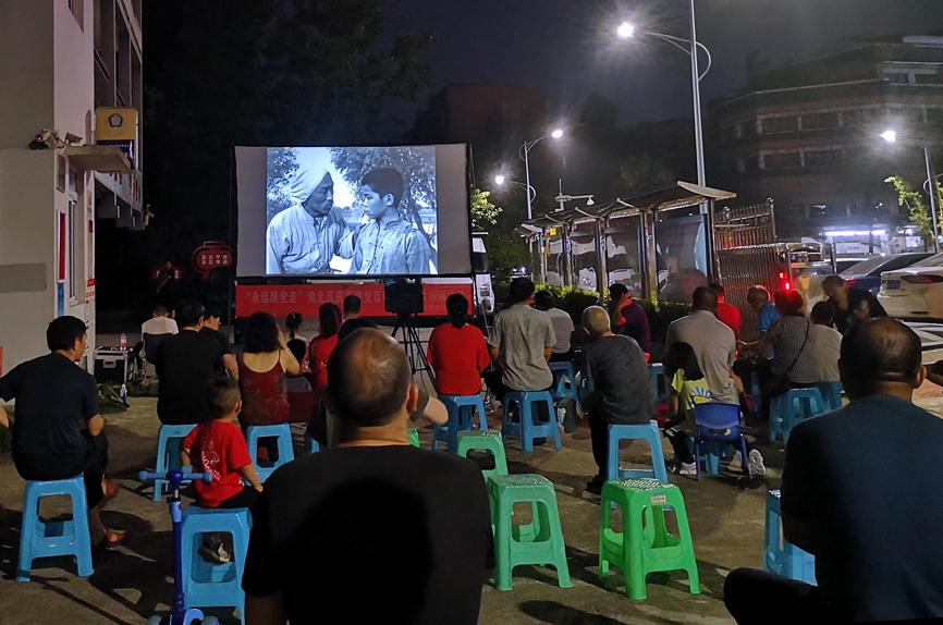 我为群众办实事|百场露天电影进社区 党史学习教育"映