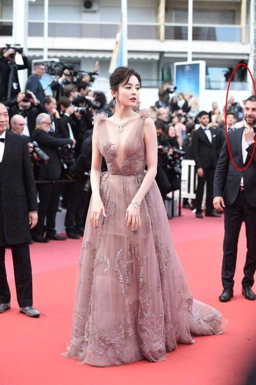 换了一袭georgeshobeika薄荷绿高定制礼服的她,清新灵动不失优雅格调.