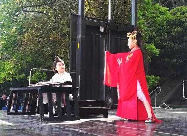 (剧中梁山伯的扮演者韩远琪和祝英台的扮演者陈心媛也联袂带来了古琴