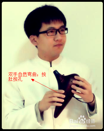 > 书画/音乐 配戴挂绳: 吹奏口型: 1,口型成微笑状,然后将陶笛吹嘴轻