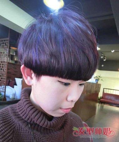 烫比较蓬松的凌乱烫发发型,女生短发锅盖头发型,将鬓角的头发做的很