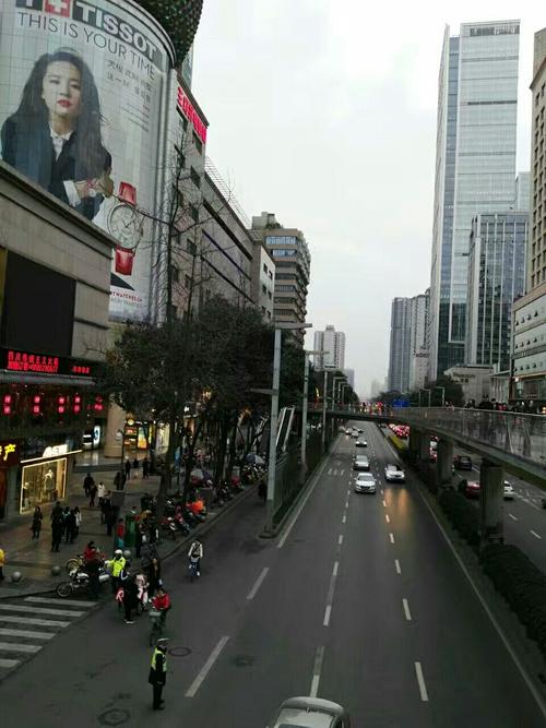 白天繁华的衔市