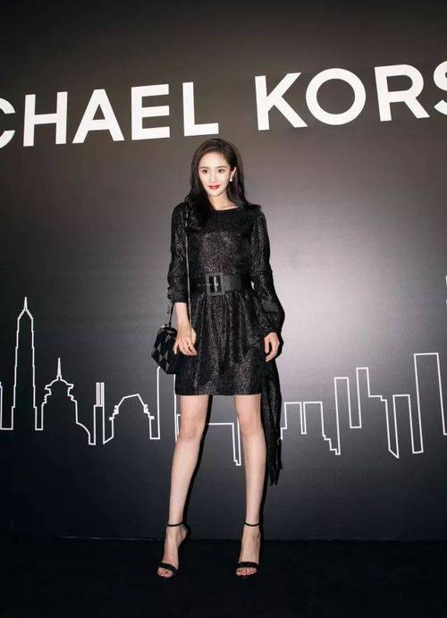 带货女王的杨幂也是一字带凉鞋的忠实爱好者.基本上出活动都会选择它.