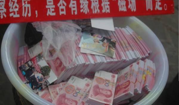 姑娘穿婚纱高空备百万现金"逼婚",男友临阵退缩
