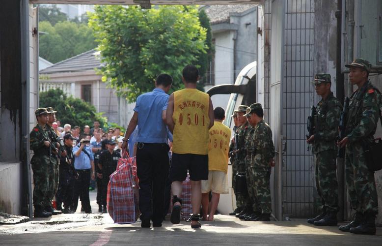 实拍浙江舟山看守所搬迁 武警荷枪实弹押解犯人