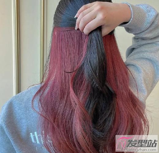 今年流行头发染一半 分层隐藏染超个性