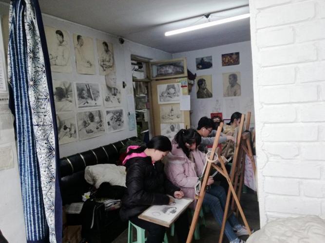北京水木源画室王浩瀚老师来和谐画室指导教学
