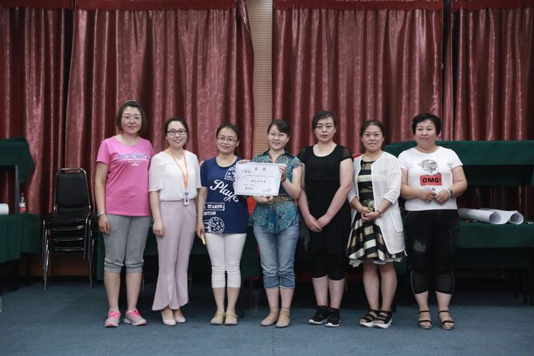 刘姗姗老师为获得优秀小组的团队颁奖