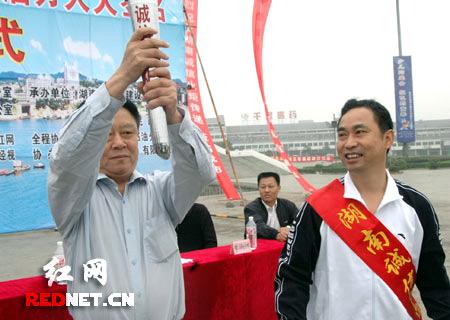 来自株洲市工商,医疗,武警,学校等单位200 0多人现场宣读了争当"