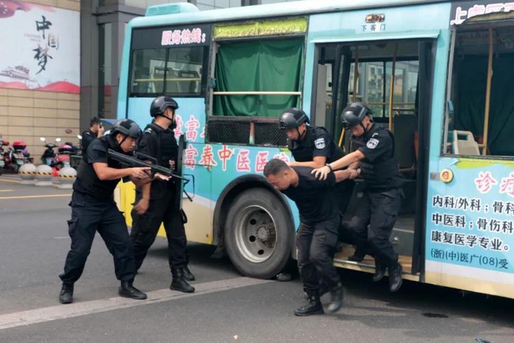 这一幕 发生在7月18日 上虞区公安分局巡特警大队联合百官派出所