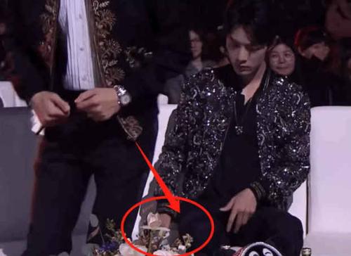 原创王一博肖战坐在一起,谁注意到肖战的表情,感情好坏一目了然!