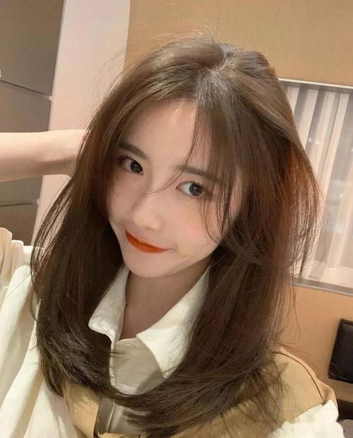 "高颜值中长锁骨发"_发型