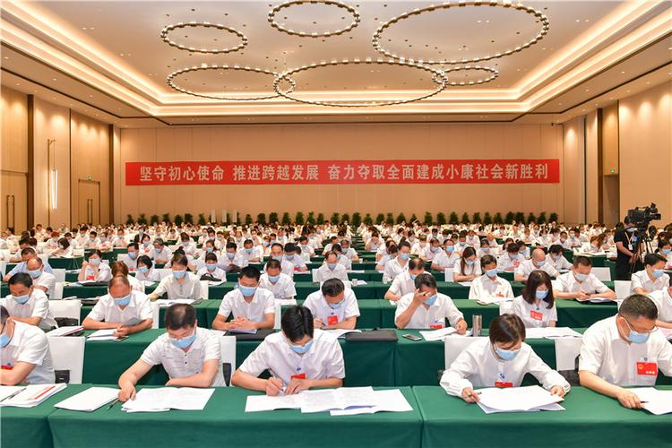 报告;听取了区人大常委会主任尹才宏受区人大常委会委托作的工作报告