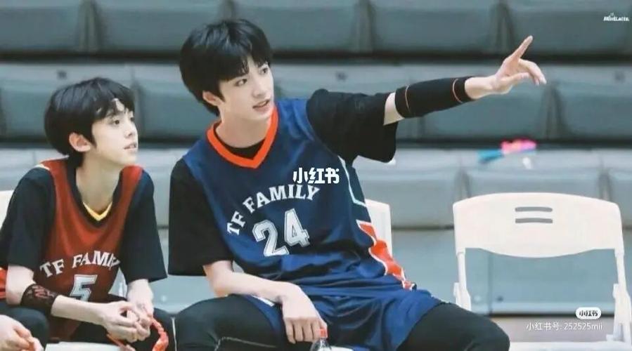 刘耀文左航同桌,饭堂惨了_刘耀文_左航_娱乐_明星娱乐