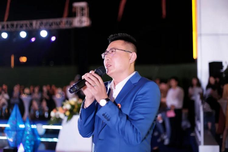 吕冰总裁《光辉岁月》主持人李洺旭《my love》佳酿搭配精心准备的