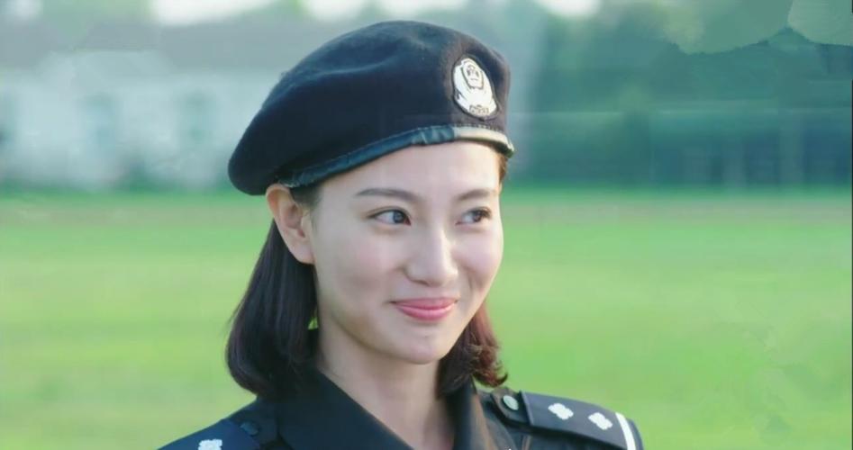 更让她给很多观众冠以了最美警花的称号,作为一名女军人形象的演员