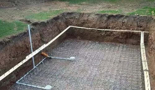 农村小伙在后院建了一个游泳池,没想到过程这么简单!