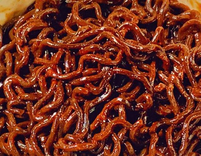 泡熟过的面条非常的软又入味,拌上辣椒酱真的超级辣.