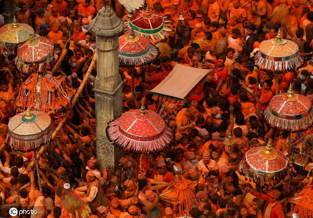 该节日是为了迎接尼泊尔新年和春天的到来.