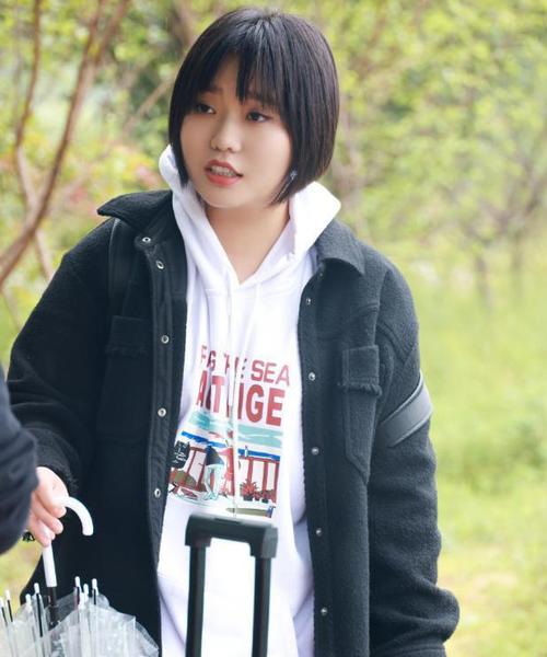 李雪琴挑战性感风好身材却有农村脸这真的好看吗
