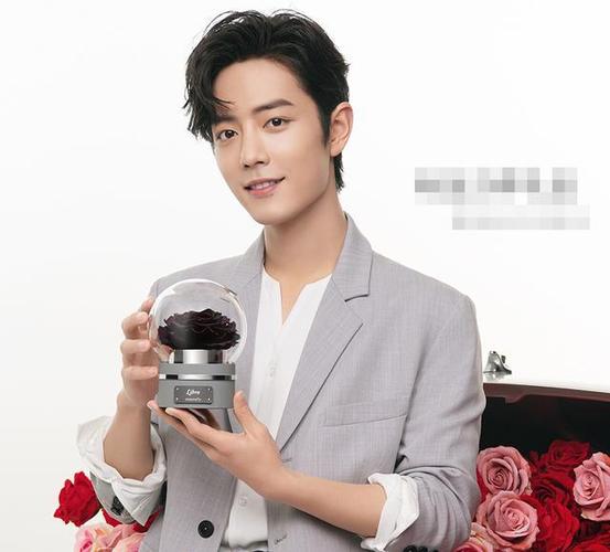 母亲节来临,肖战代言玫瑰品牌再放新物料,面容精致帅气依旧