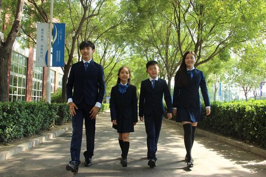 组图:国际学校校服大比拼 看看哪家最好看