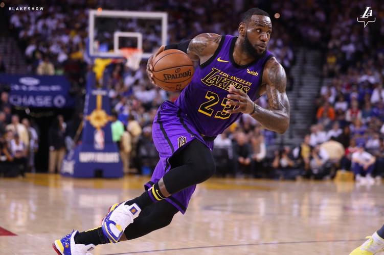 詹姆斯半场砍两双却意外伤退,湖人仍以26分大胜!杜库仅得36