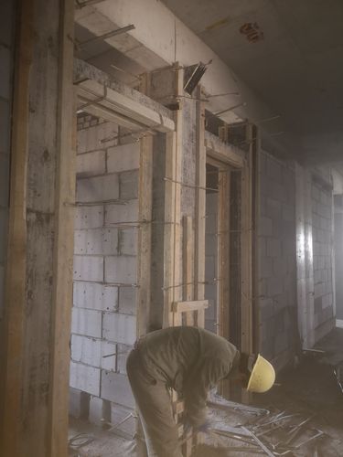 5号宿舍楼三层构造柱模板安装