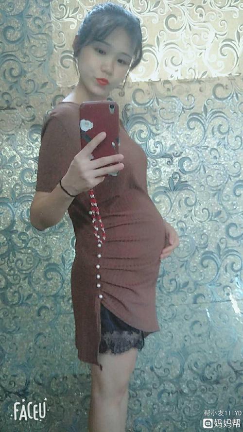 正面看不出来怀孕的肚子,侧面就大了,还有