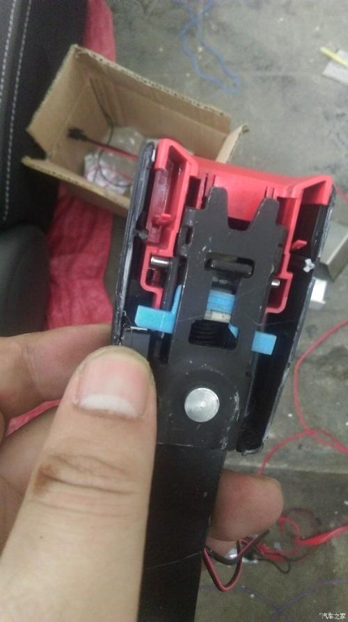 加装副驾安全带提醒 (江门利亚纳出品) 暴力拆解副驾安全带卡扣,使劲