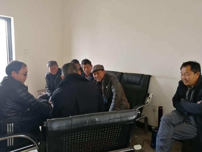 公安局政委柏海龙到大舍村委会督促脱贫攻坚工作