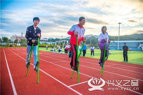 每天下午放学后,兴义市洒金中学的同学们就来到操场上练习具有地方