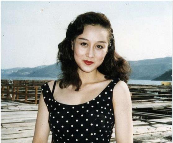 25岁的利智有多迷人!穿紧身衣身材太有料,不愧是"最美