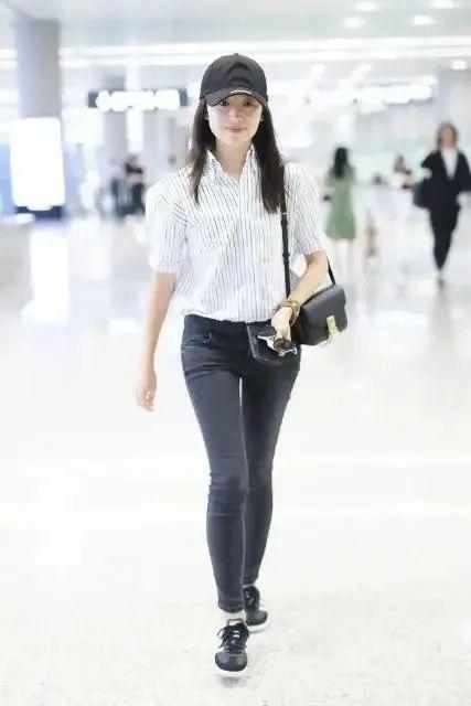 娱圈揭秘40岁董洁显老态面部法令纹肉眼可见穿无袖衫配短裙难回少女感