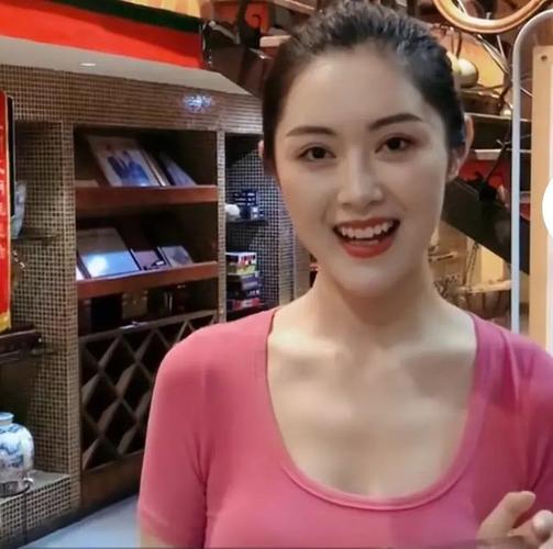 正如下图所示,敦煌石窟跳飞天舞蹈的如意扮演者朱凌涵,她的生活照真的
