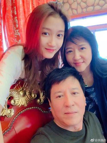 关晓彤超短裙现身大学性感长腿超惹眼网友你的脸经历了什么