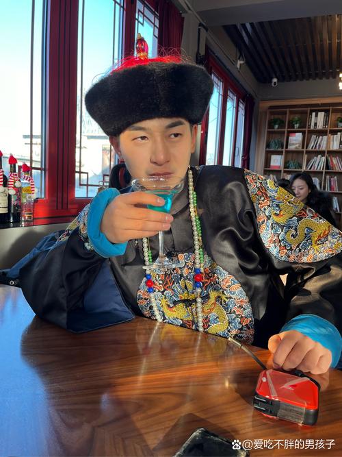 走到一格一格的书架拿本书静坐也不