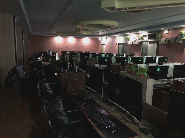 网吧的电脑玩游戏很卡找到原因后朋友难怪没人来上网