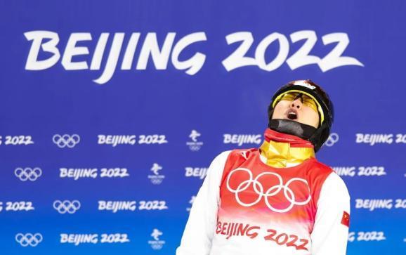 这是中国代表团在本届冬奥会上获得的第五枚金牌,也是中国女选手第一