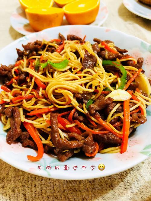 牛肉炒面和玉子豆腐蛋羹的早上