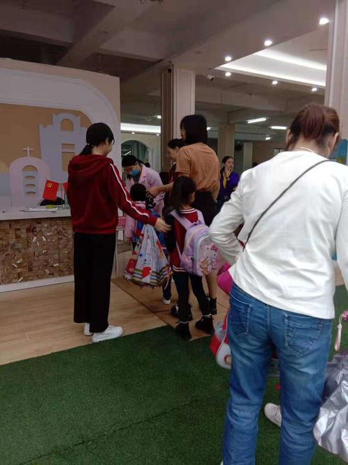 美华幼儿园晨午检照片