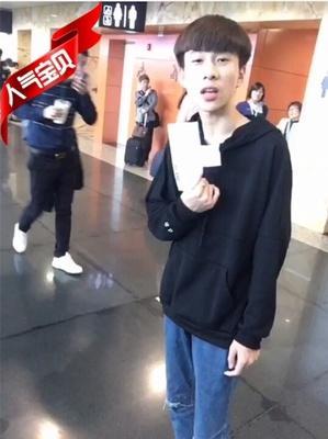 王乐乐为mc祥龙首映电影播出送祝福而受网红一哥指导点评