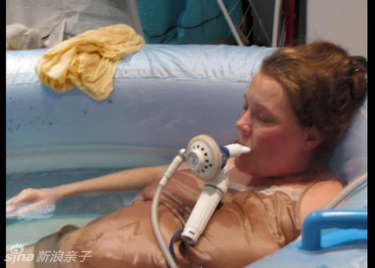【转载】国外孕妇家中水中分娩