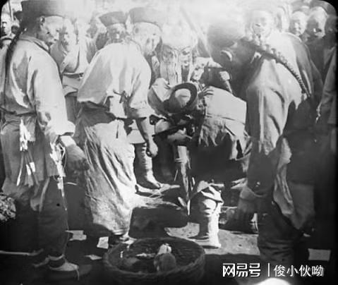 晚清老照片囚犯被绑在柱子上被凌迟小女孩缠足让人十分心疼