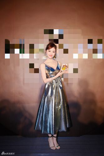 景甜穿深v裙大秀事业线 性感之余不减甜美