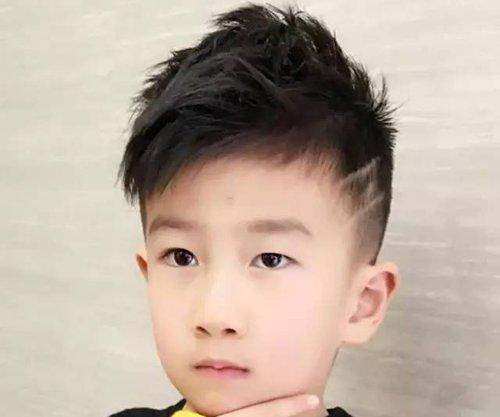 小男孩把两边剃掉的发型怎么做 小学生剪剃鬓角发型的