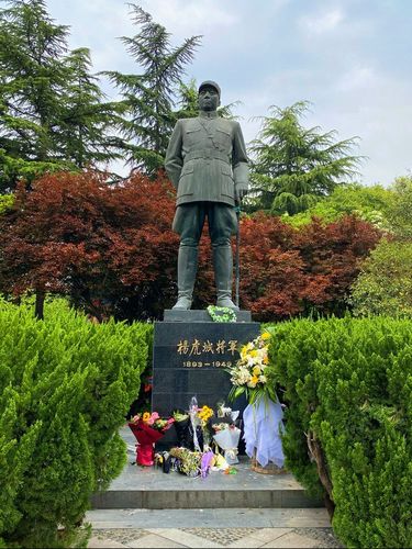 杨虎城将军塑像