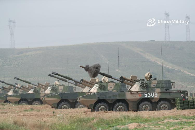 中国陆军自行火炮群世界一流,可为何还用10人伺候的老炮?